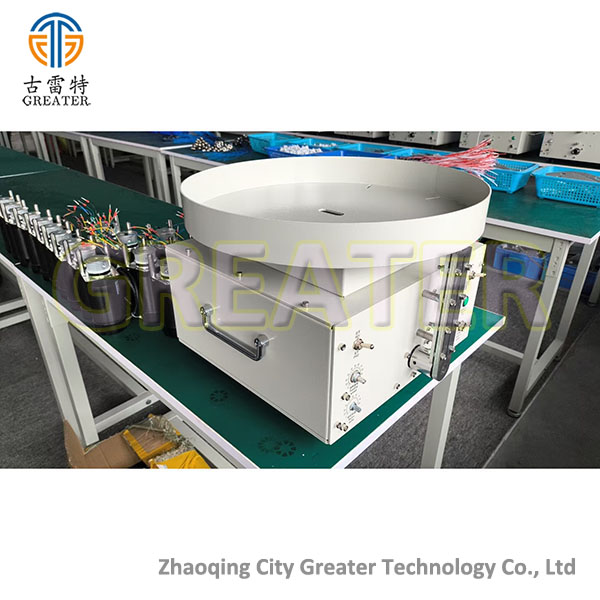 Nut assembling machine