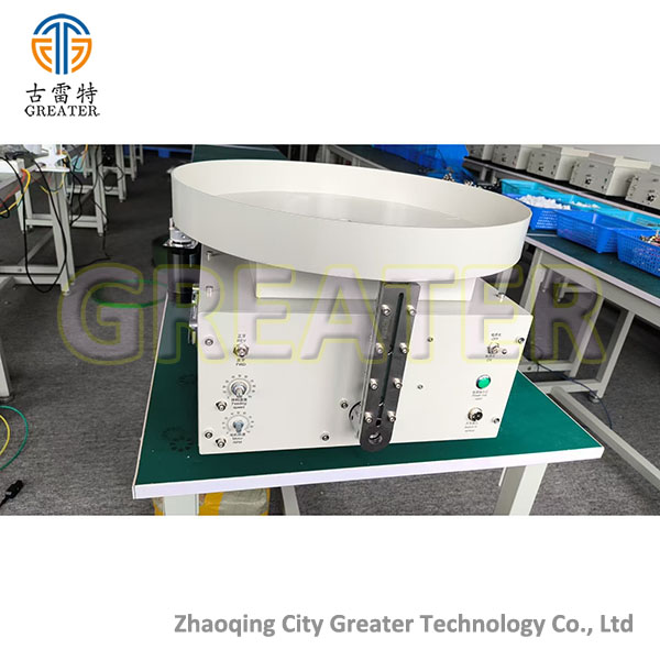Nut assembling machine