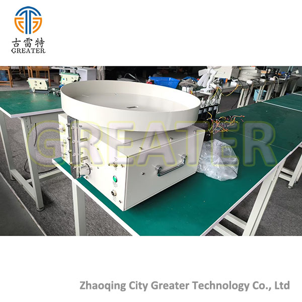 Nut assembling machine
